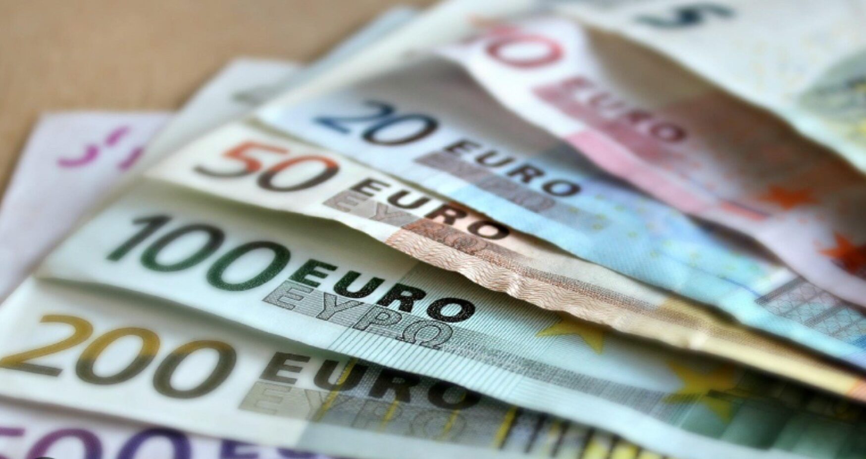 El euro cae al mínimo desde comienzos de enero frente al dólar
