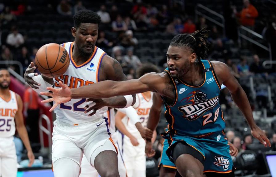 Ayton suma 31 puntos y 16 rebotes; Suns vencen a Pistons
