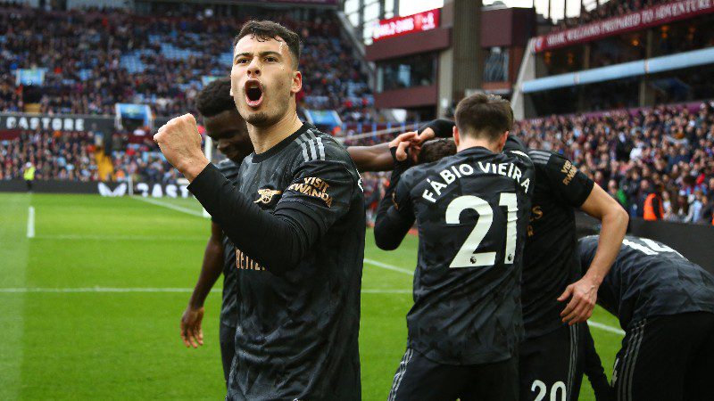 Arsenal recupera la cima con victoria; Man City empata