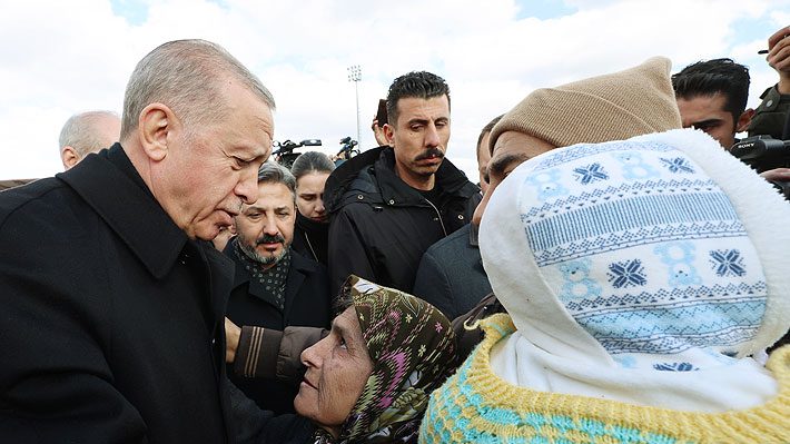 Terremoto en Turquía: Erdogan enfrenta críticas y reconoce problemas de gestión en zona arrasada por sismo