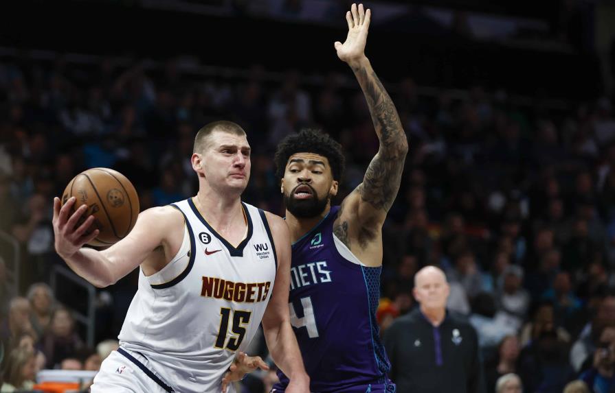 Jokic lleva a Nuggets diezmados a triunfo sobre los Hornets