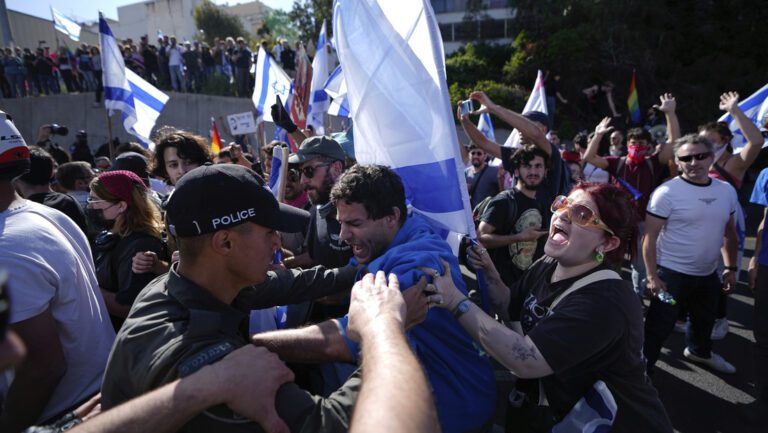 Enfrentamientos con la Policía durante masivas protestas contra la reforma judicial en Tel Aviv