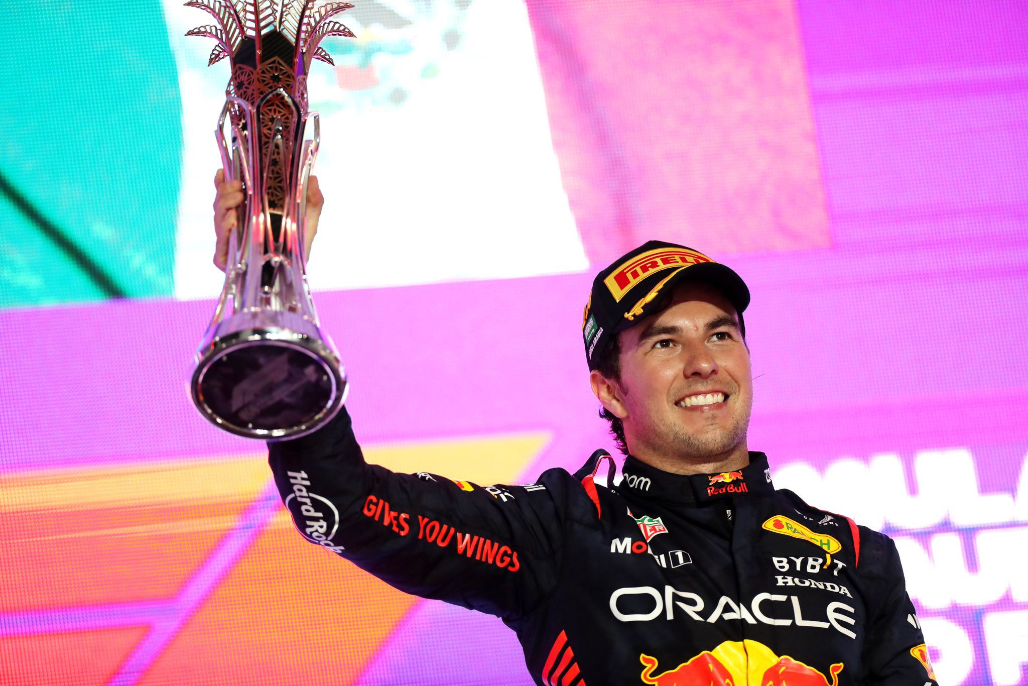 El rebelde Pérez: “Checo” Pérez se viraliza, al pedir quedarse en primer lugar y evitar el paso de Verstappen
