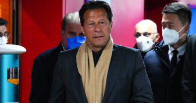 La Policía allana la casa del ex primer ministro pakistaní Imran Khan, pero no logra encontrarlo