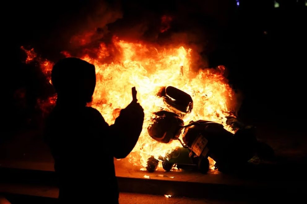 Continúan los disturbios en varias ciudades de Francia por la reforma de las pensiones impulsada por Macron