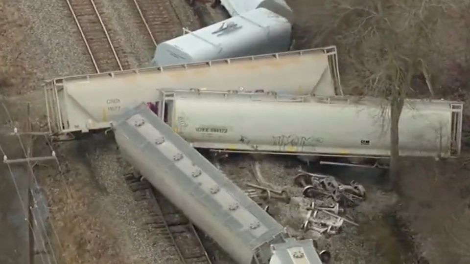 Un tren que transportaba materiales peligrosos descarrila en EE.UU.