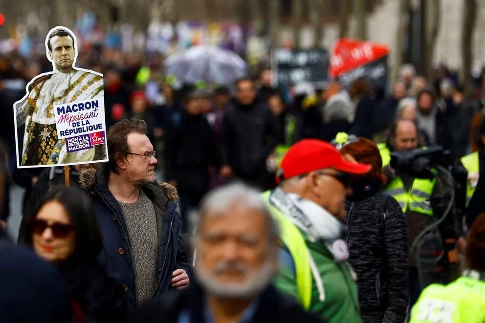 El gobierno de Emmanuel Macron analiza todos los atajos para lograr la reforma de pensiones