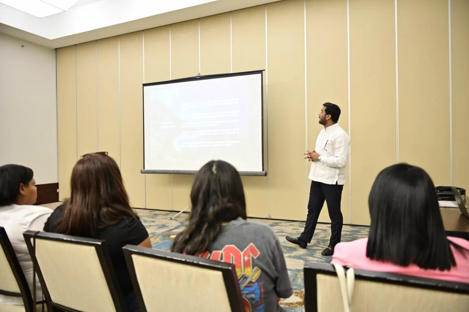 MITUR capacita sobre Auditorías de Calidad a estudiantes de hotelería y turismo de APEC