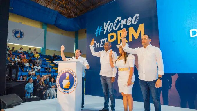 El PRM juramenta al diputado Carlos Sánchez y a más de 20 ex dirigentes peledeístas