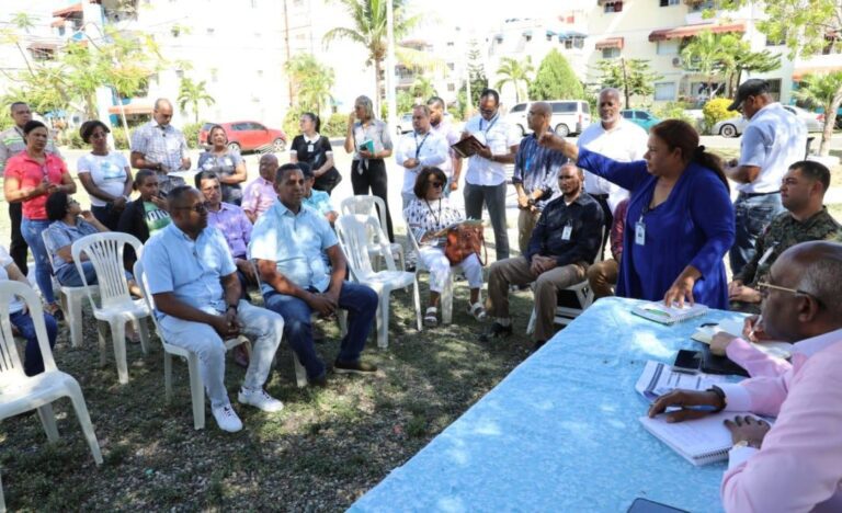 Administrador Edeeste se reúne con residentes en Villa Progreso del Este y acuerdan mejorar servicio eléctrico