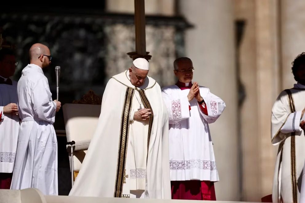 El papa Francisco preside la misa del Domingo de Resurrección desde la Plaza de San Pedro en el Vaticano