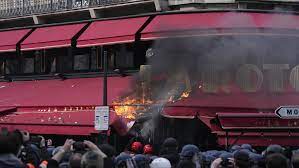 Manifestantes irrumpen en el edificio de BlackRock en París y en el Gran Teatro de Burdeo