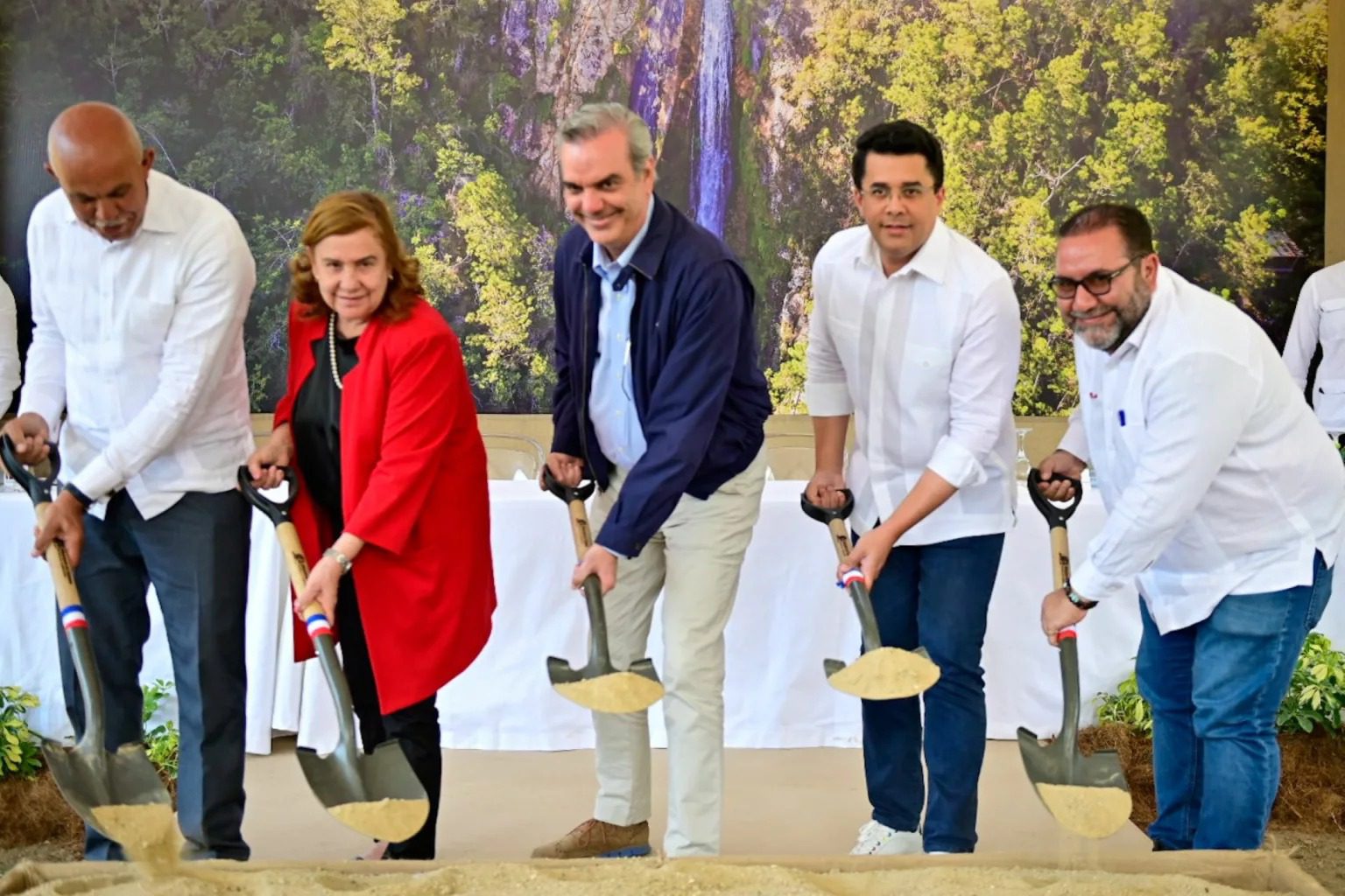 Turismo da inicio a reconstrucción de la vía de acceso carretera Aguas Blancas, a un costo superior a los RD$390 millones