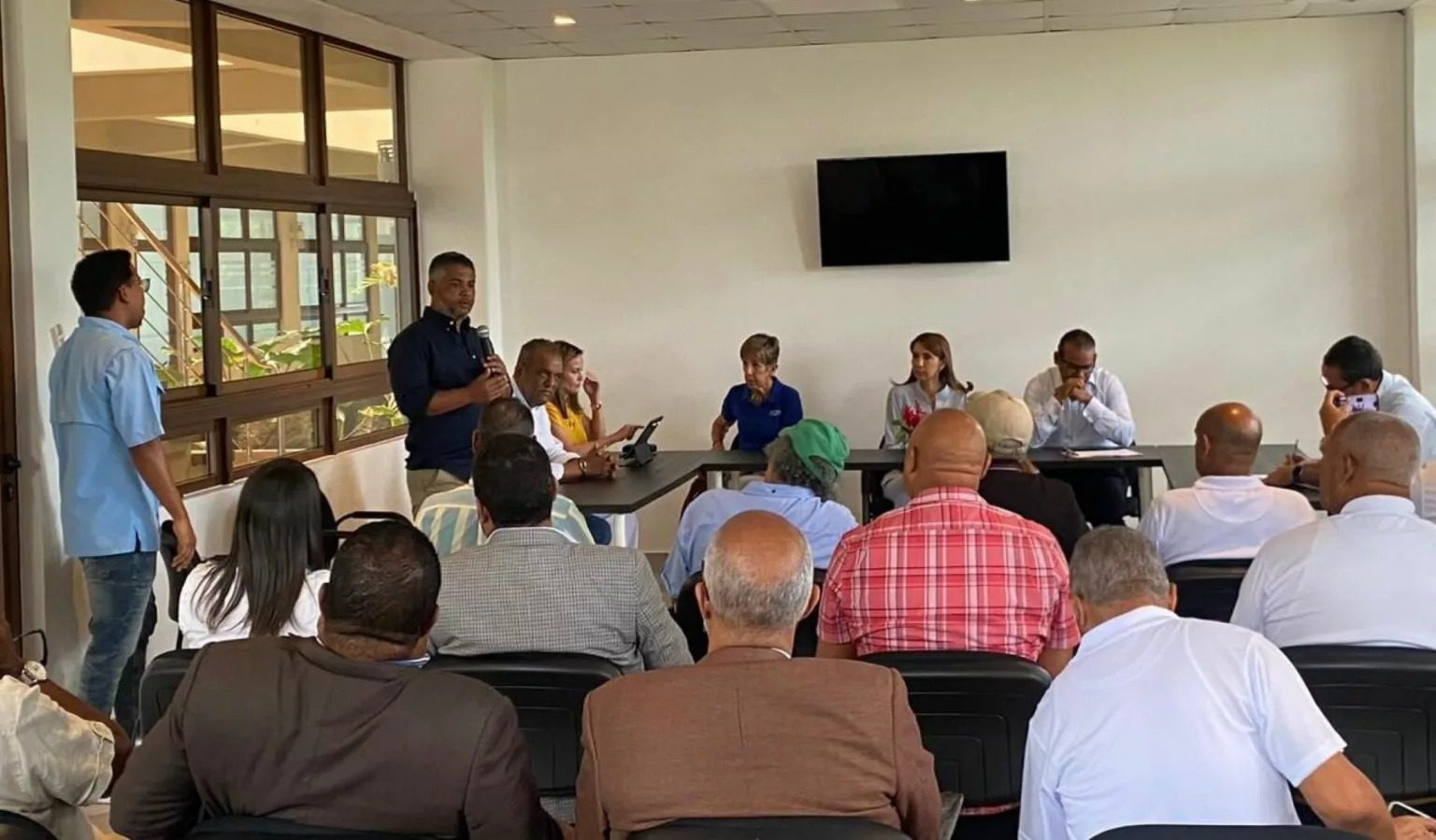 Autoridades se reúnen para socializar y analizar avances trabajos ordenamiento en playa de Sosúa