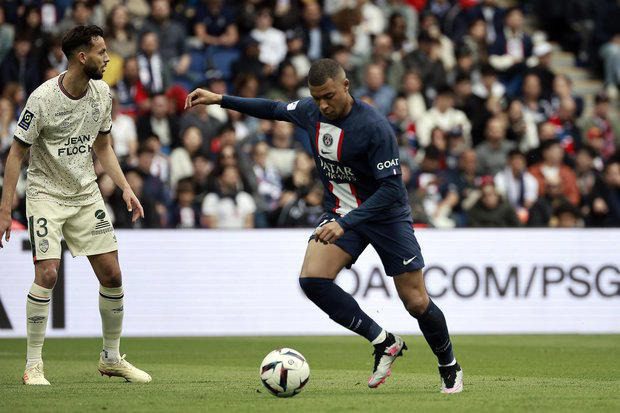 Mbappé anotó un insólito gol para PSG, que perdió 3-1 como local ante Lorient