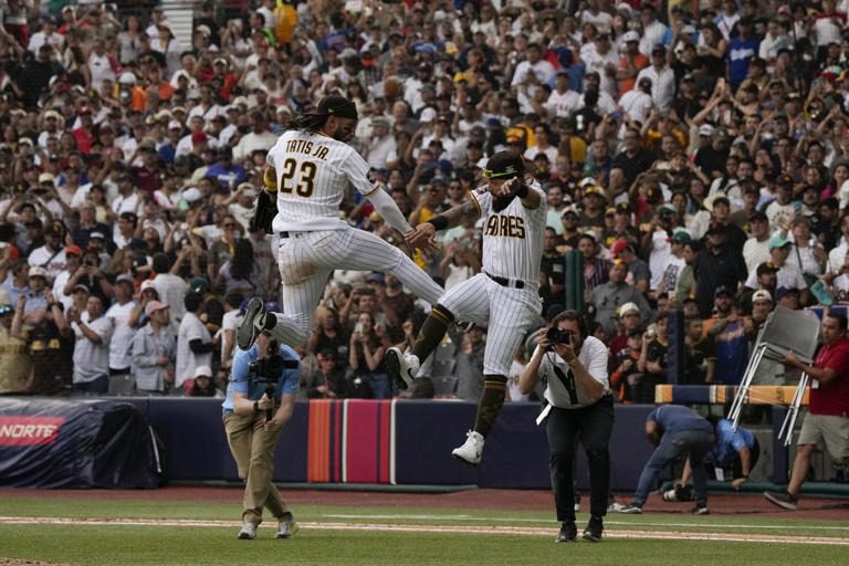 Padres barren a Gigantes en México al ganar 6-4