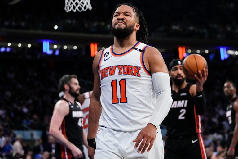 Con 38 de Brunson, Knicks reducen ventaja de Heat