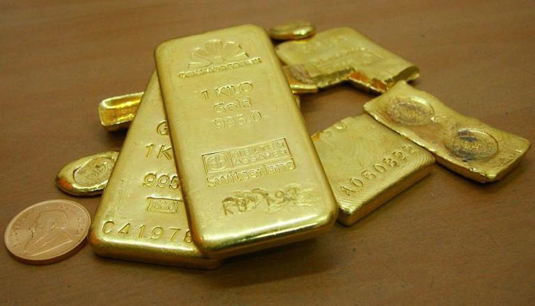 Oro se tambalea mientras inflación dispara apuestas de alzas de tasas en EEUU