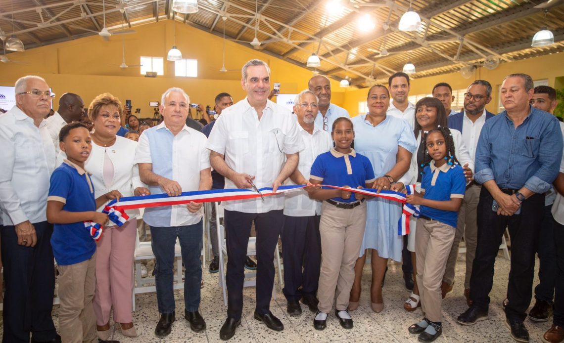 Abinader inaugura escuela en Los Guaricanos que beneficiará a 800 estudiantes del nivel básico