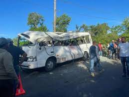 Tres niños mueren y doce resultan heridos al chocar patana con autobús escolar