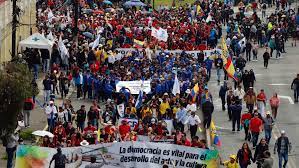 Cientos de personas se concentran en Quito por el juicio político a Lasso