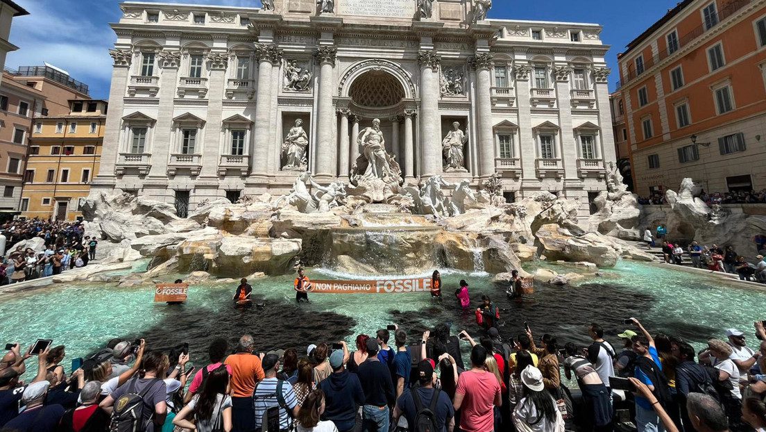Ecoactivistas tiñen de negro la emblemática Fontana di Trevi de Roma durante una protesta