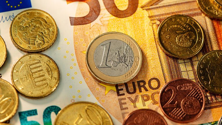 Las transferencias internacionales en euros caen al mínimo en tres años