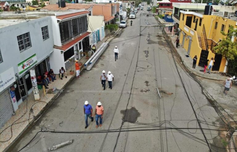 Camión derriba 23 postes del tendido eléctrico en Santo Domingo Este