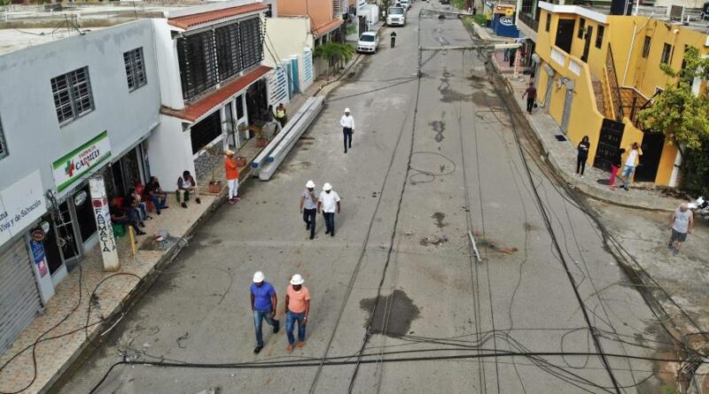 Camión derriba 23 postes del tendido eléctrico en Santo Domingo Este