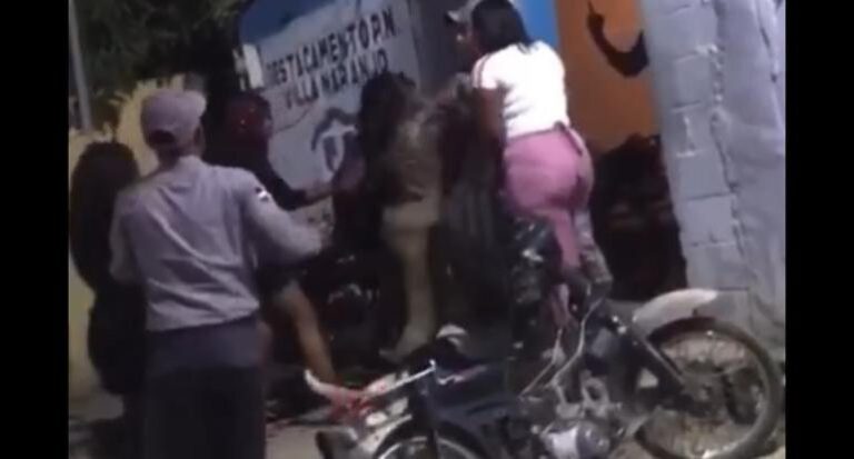 Pelea entre mujeres termina en trifulca contra agentes policiales y destacamento Villa Naranjo en SDE