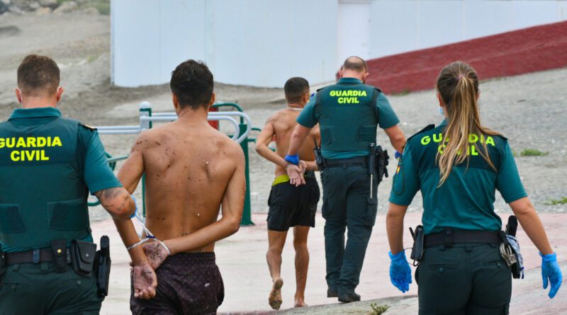 Un total de 38 migrantes llegaron nadando a Ceuta este sábado