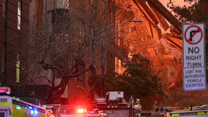 Impresionante incendio provocó el colapso de un edificio de siete pisos en Australia