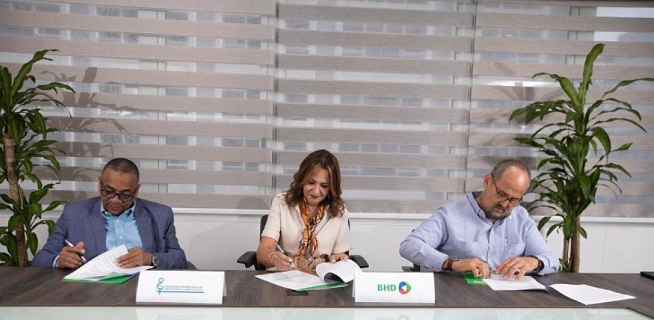 BHD y la sociedad de obstetricia y ginecología firman acuerdo
