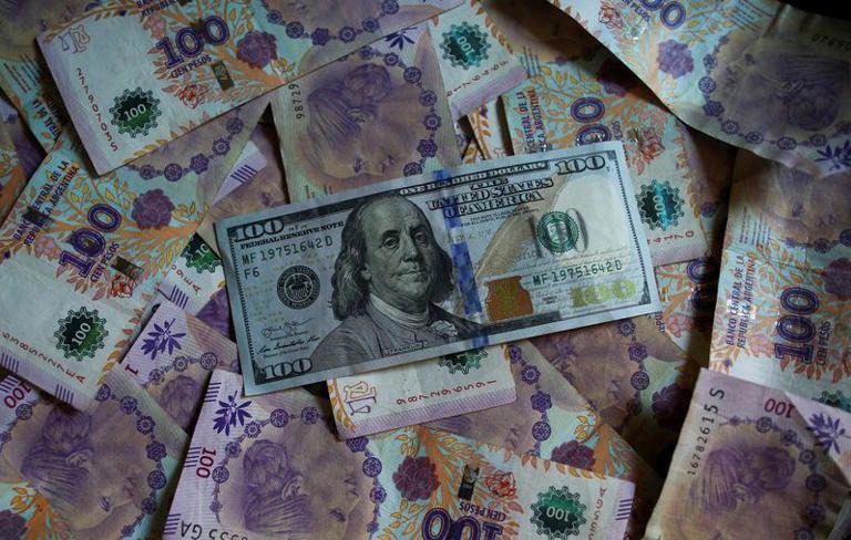 Activos argentinos mejoran por recompras de posiciones, banco central resguarda reservas