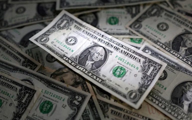 Dólar cae, inversores esperan dato inflación EEUU y Fed