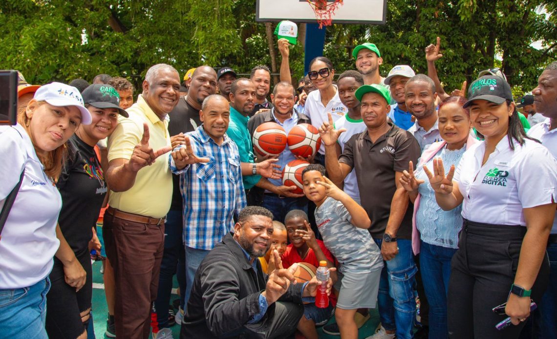 Alcalde de SDN entrega tres canchas deportivas y encabeza actividades sociales 