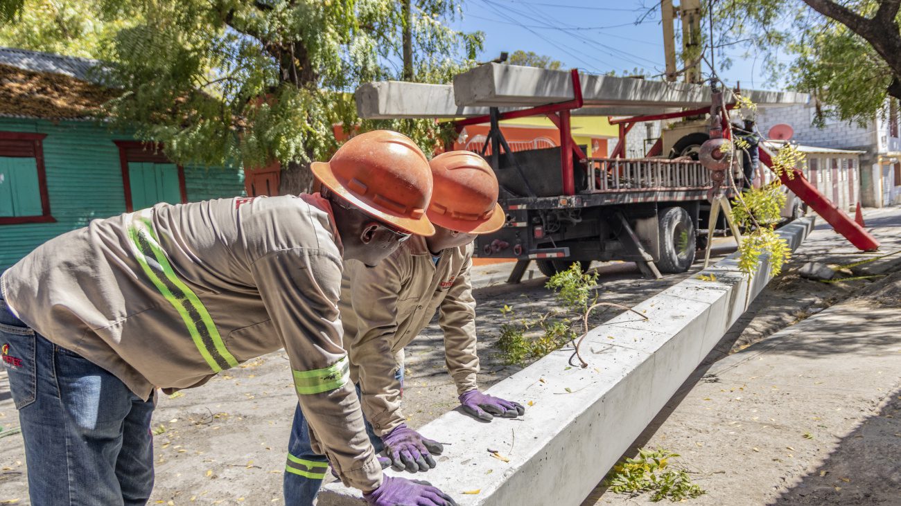 Edesur electrifica e ilumina la comunidad de Pueblo Viejo, en Azua, para beneficio de 600 familias