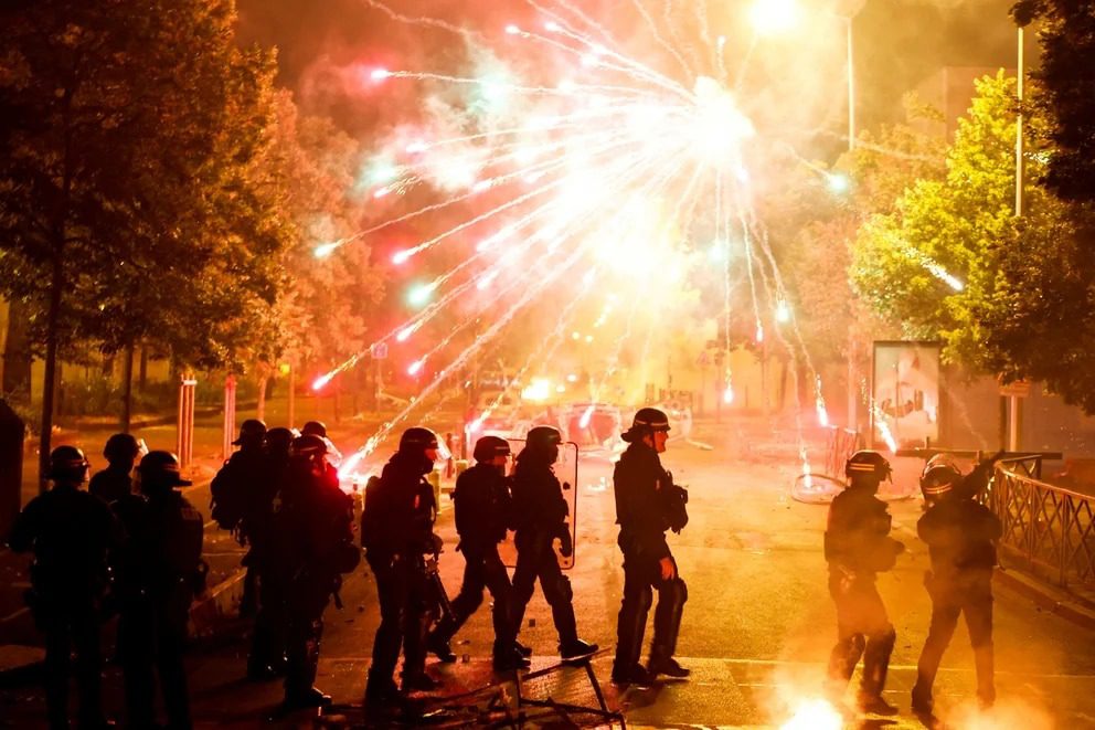 "Explosión de Violencia en Francia: Más de 660 arrestados en una Noche Infernal de Disturbios tras la Trágica Muerte de un Joven de 17 años a manos de la Policía"