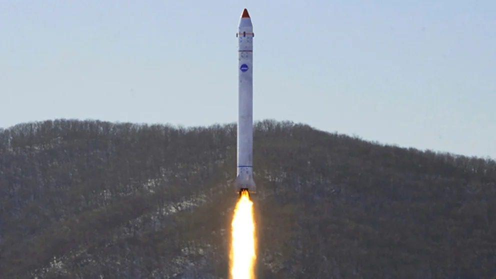 Corea del Sur sancionó a un grupo de hackers norcoreanos tras el lanzamiento fallido del satélite espía de Kim Jong-un