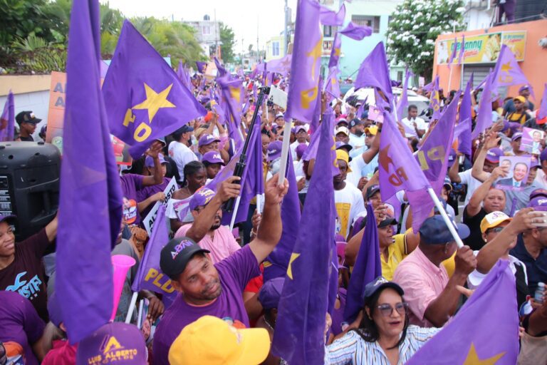 A ritmo de “E’to no lo aguanta nadie, e’pa’ fuera que van”, marchan en SDE