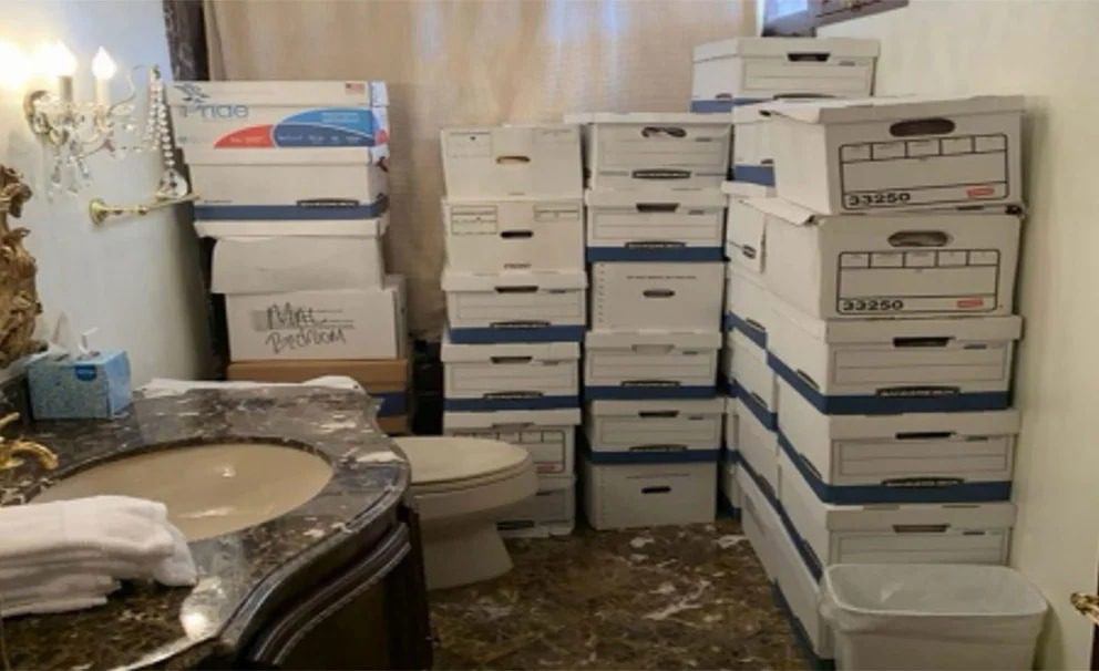 "Secretos expuestos: Los insólitos escondites de documentos clasificados de Donald Trump en su residencia de Mar-a-Lago"
