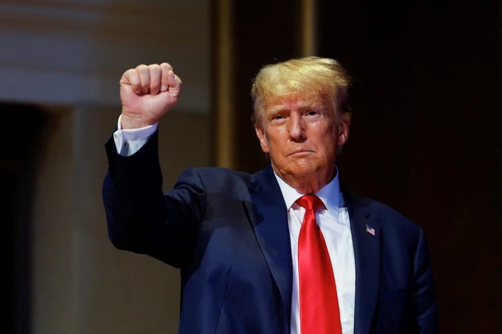 "Trump rompe el silencio: Su incendiario discurso tras ser imputado por el manejo de archivos clasificados desafía al sistema establecido."