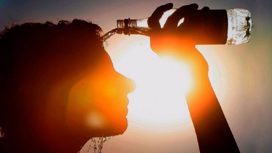 Salud Pública exhorta tomar suficientes líquidos para combatir la ola de calor que afecta RD