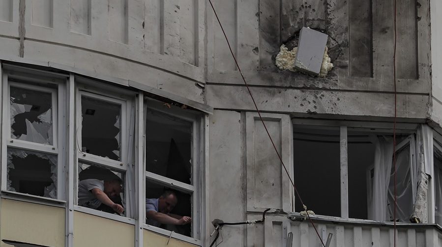 Un dron cae sobre un edificio de oficinas en la ciudad rusa de Bélgorod y se incendia