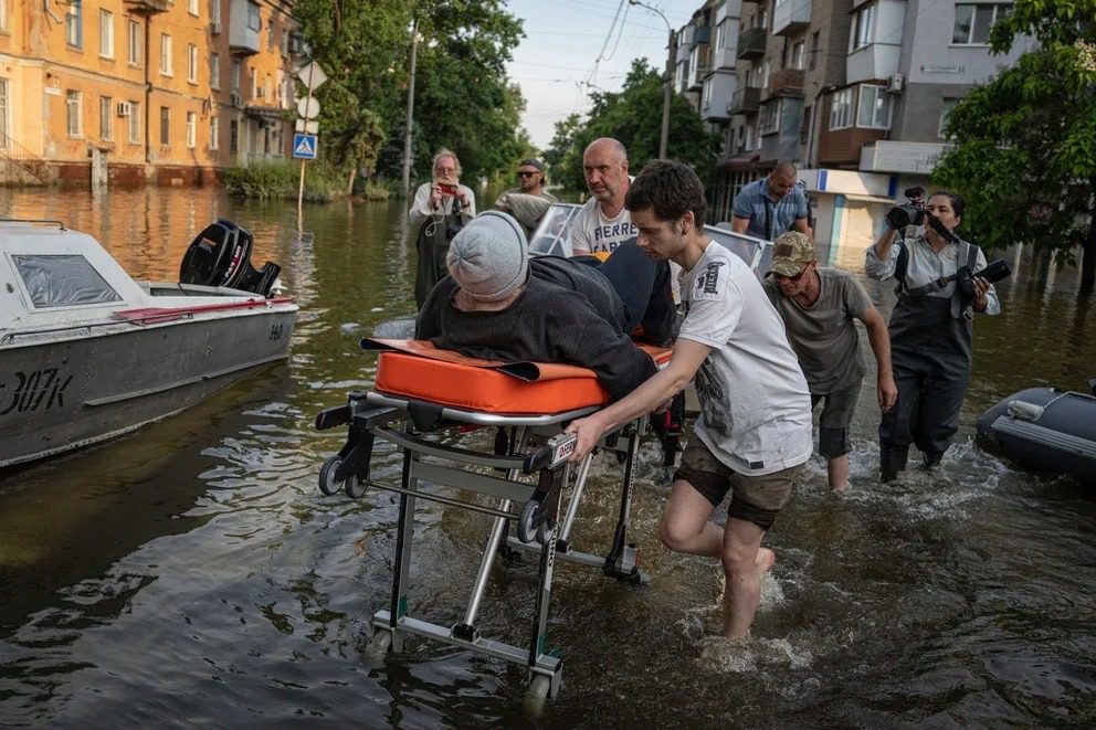 Tragedia en Ucrania: Ataque ruso a represa en Kherson causa 10 muertos por devastadoras inundaciones"