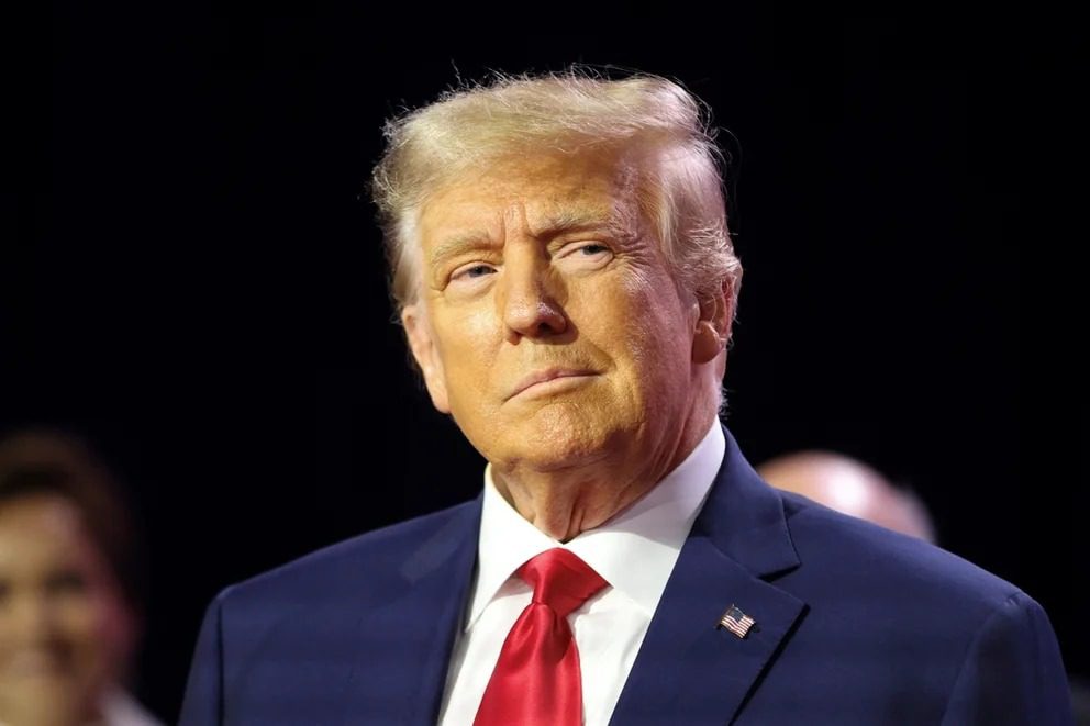 "Trump intensifica sus críticas hacia Biden en un esfuerzo por revitalizar su popularidad como candidato republicano"