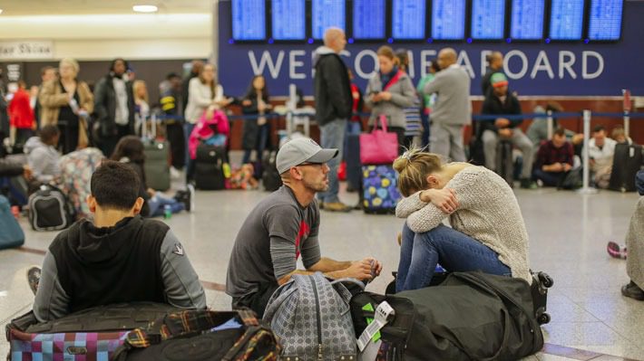 Detienen a mujer por abandonar a su nieta en aeropuerto estadounidense y abordar un avión