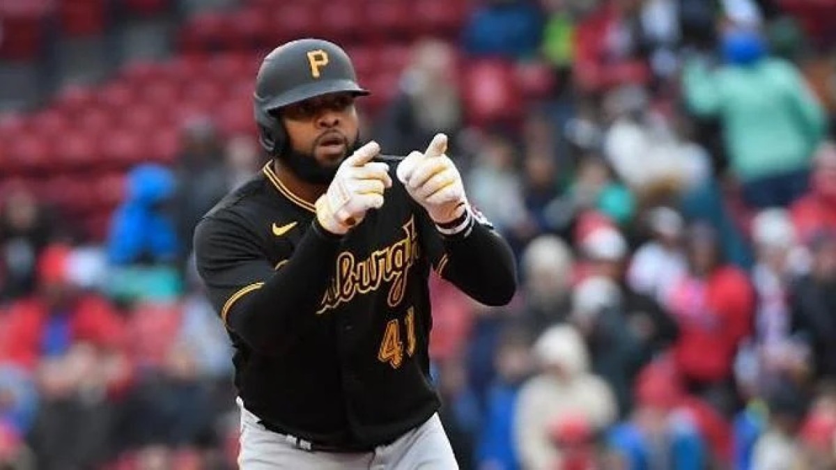 Carlos Santana pega dos vuelacercas y Piratas superan 8-4 a Padres