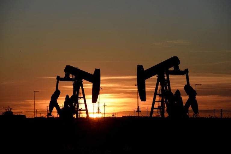 Petróleo cae por toma de ganancias, pero cierra la semana con avances