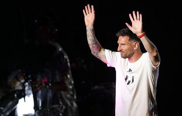 ¡Nace la dupla del año! Leo Campana publica una foto abrazado con Messi y causa furor en redes